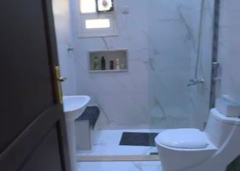 شقة بصالة مريحة وغرفتين نوم 