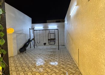 شاليه بجلسة خارجية وألعاب أطفال 