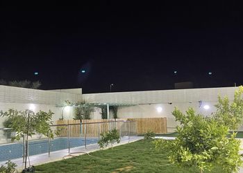 شاليه بصالة انيقة ومسبح خارجي