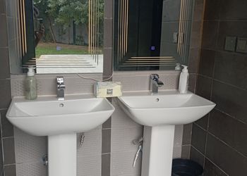 شاليه بمسطح اخضر وجلسة خارجية 