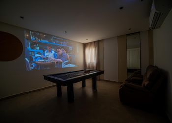 شقة بغرفتين نوم وسينما وبلياردو