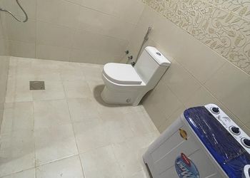 شقة بصالة جلوس وثلاث غرف نوم