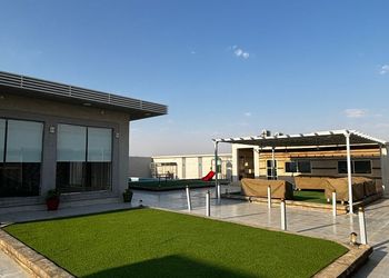 شاليه بجلسة خارجية وألعاب أطفال