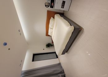 استديو هادئ بسرير وطاولة طعام