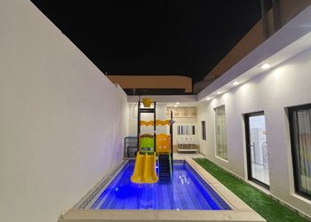 شاليه بمسطح اخضر ومسبح