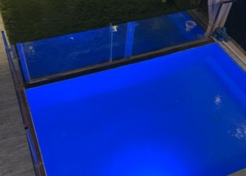 شاليه بجلسة تطل على مسبح خارجي 