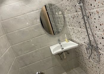 مزرعة بأطلالة جبلية وبيت شعر 