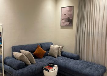 استديو بأثاث مريح وبسيط 