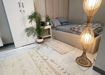 استديو بسرير مريح وأثاث بسيط