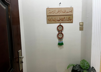 شقة واسعة بصالة وثلاث غرف نوم 