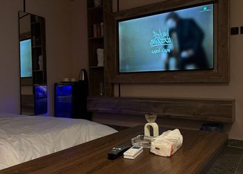 غرفة بسرير ماستر وجلسة جانبية