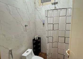 شقة بصالة انيقة وغرفة نوم