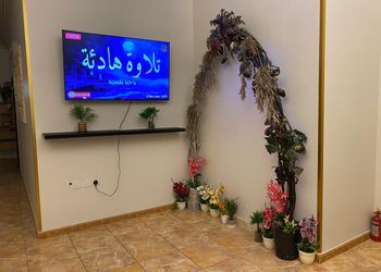 شقة بثلاث غرف نوم  و صالة 