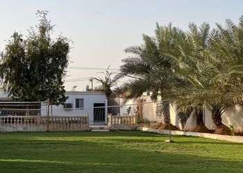 مزرعة بملعب طائره والعاب اطفال  