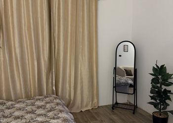 استديو بأثاث مريح وبسيط 