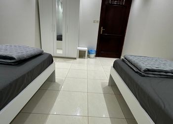 شقة بصالة جلوس وغرفتين نوم 