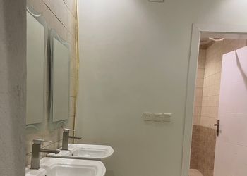 شاليه بمسطح اخضر وجلسة خارجية