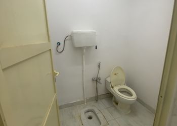 استراحة بجلسات خارجية ومساحات واسعة