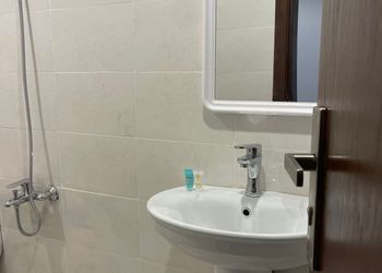 غرفة بسرير مريح وأثاث بسيط