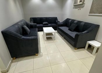 شقة بصالة جلوس وغرفتين نوم 