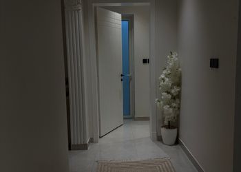 شقة بتصميم هادئ وصالة أنيقة 