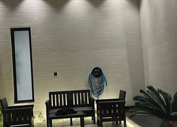 شاليه بمسطح اخضر وجلسة خارجية 