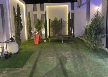 شاليه بمسطح اخضر وجلسة خارجية 