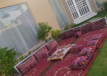 شاليه بجلسة على مسطح اخضر 