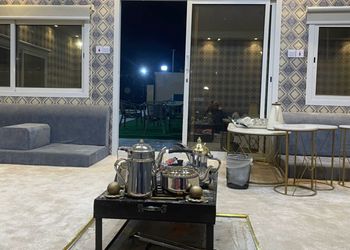 استراحة بمجلس وفناء خارجي 