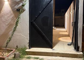 استديو بسرير ماستر وجلسة جانبية 