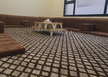 شقة بفناء ومجلس وغرفتي نوم