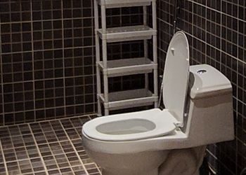 شقة بصالة جلوس وغرفتين نوم