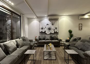 شاليه بألعاب أطفال ومسبح خارجي
