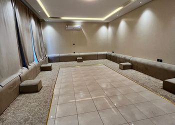 شاليه بمسطح اخضر وجلسة خارجية 