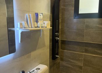 شقة بغرفتين نوم وصالة ومجلس