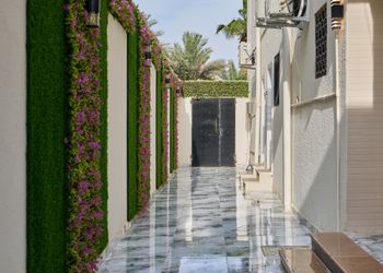 استديو بجلسة جانبية ودخول ذاتي