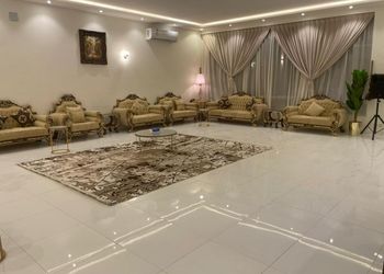 شاليه بجلسة تطل على مسبح خارجي 