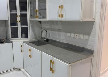 شقة بصالة جلوس وثلاث غرف نوم 