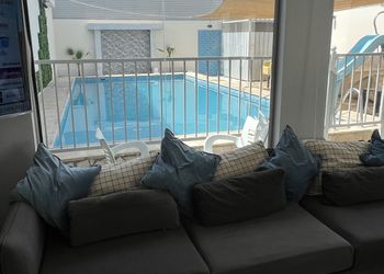 استراحة بمسطح اخضر وجلسه خارجيه