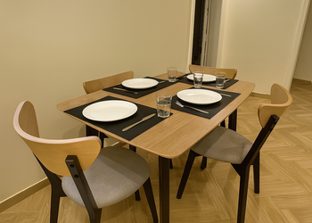 شقة بصالة وثلاث غرف نوم
