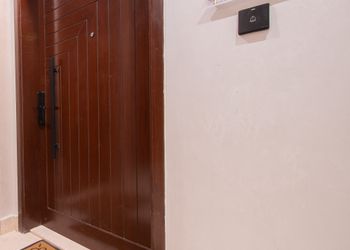 شقة بغرفة معيشة وغرفتين نوم 