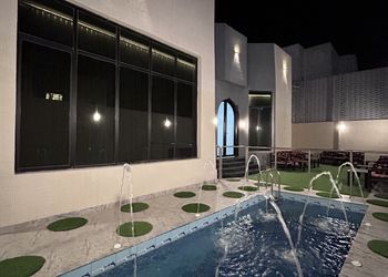 شالية بجلسة مطلة على المسبح 