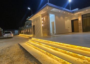 استراحة بمجلس وفناء خارجي 