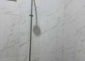 غرفة بسرير ماستر