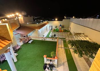 استراحة بمجلس وفناء خارجي 