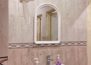 استراحة بجلسة مطلة على مسبح 
