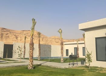 شاليه بتصميم مودرن ومسبح خارجي
