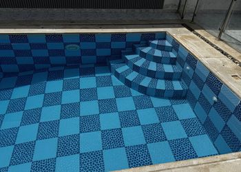 شاليه بمسبح خارجي وجلسة خارجية 