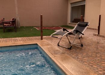 شاليه بجلسة تطل على مسبح خارجي 