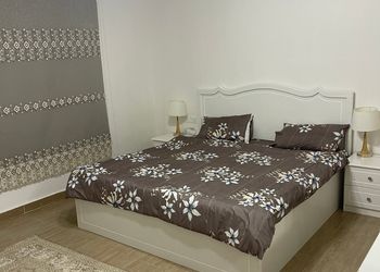 شاليه بمسبح خارجي ومسطح اخضر